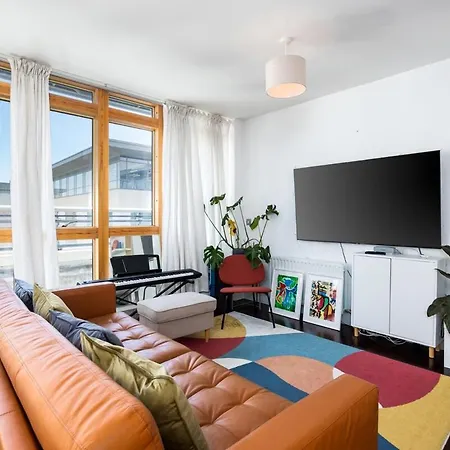 2br Balcony, Plants & Electric Piano דירה דבלין