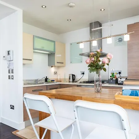 2br Balcony, Plants & Electric Piano Apartman Dublin