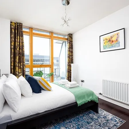 2br Balcony, Plants & Electric Piano Apartman