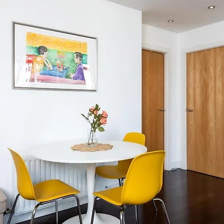 2br Balcony, Plants & Electric Piano Apartman Dublin