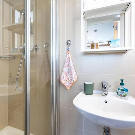 2br Balcony, Plants & Electric Piano *