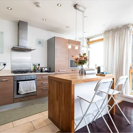 2br Balcony, Plants & Electric Piano Apartman