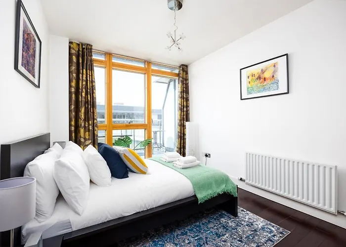 2br Balcony, Plants & Electric Piano Appartement