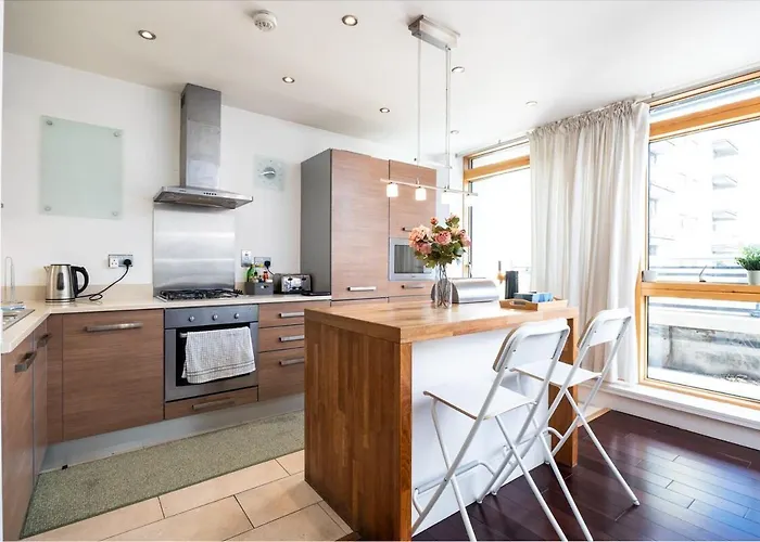 2br Balcony, Plants & Electric Piano Appartement