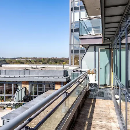 2br Balcony, Plants & Electric Piano Daire