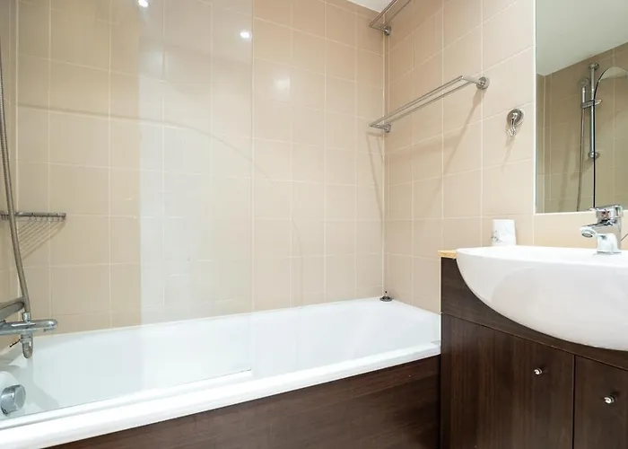 2br Balcony, Plants & Electric Piano Daire *