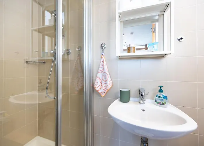 2br Balcony, Plants & Electric Piano *