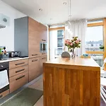 2br Balcony, Plants & Electric Piano Дублин